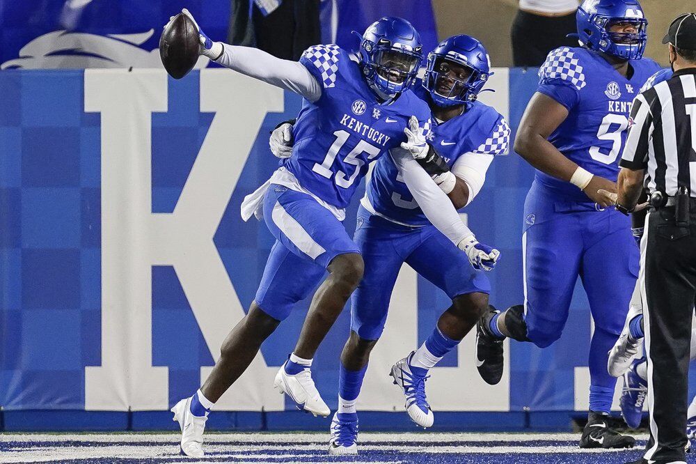 Kentucky linebacker Jordan Wright (15) celebrates after scoring a touchdown